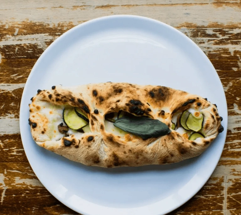 Tronchetto vegan pizza with peppers, mushroom and courgette